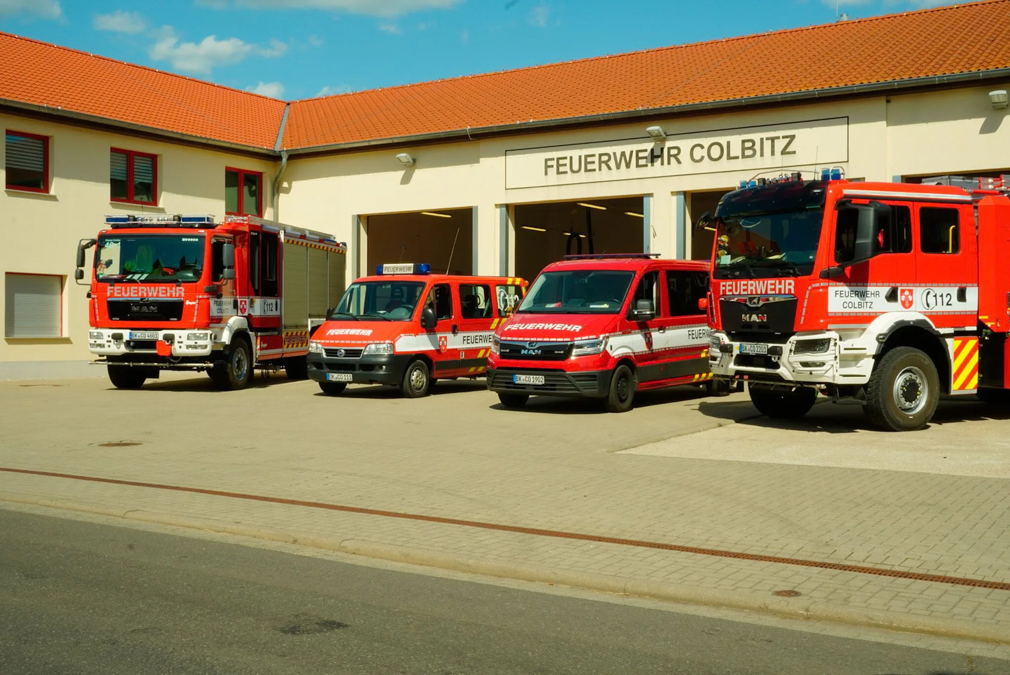 Alle Einsatzfahrzeuge der Feuerwehr Colbitz vor dem Gerätehaus