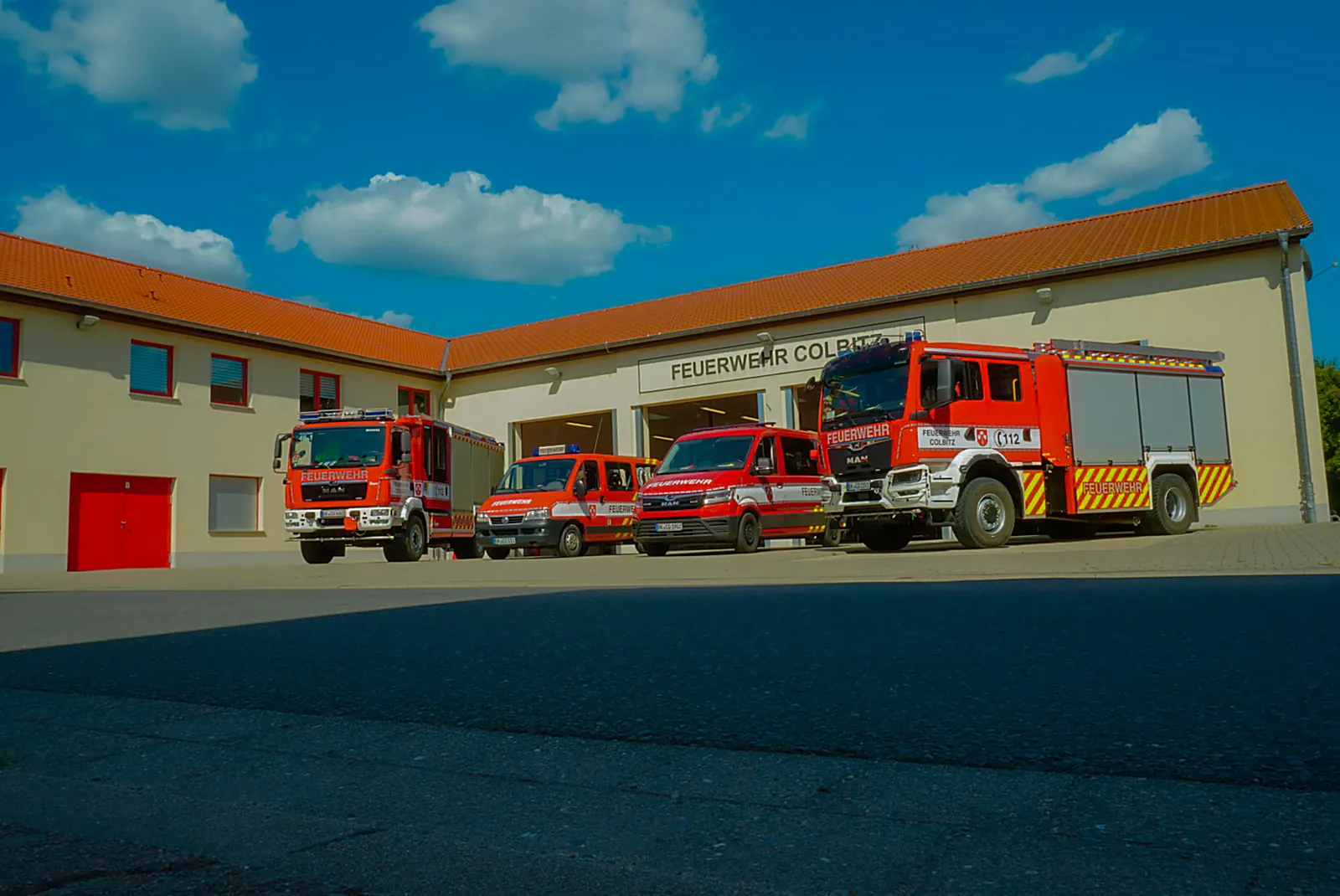 Vier Einsatzfahrzeuge der Feuerwehr Colbitz vor dem Gerätehaus
