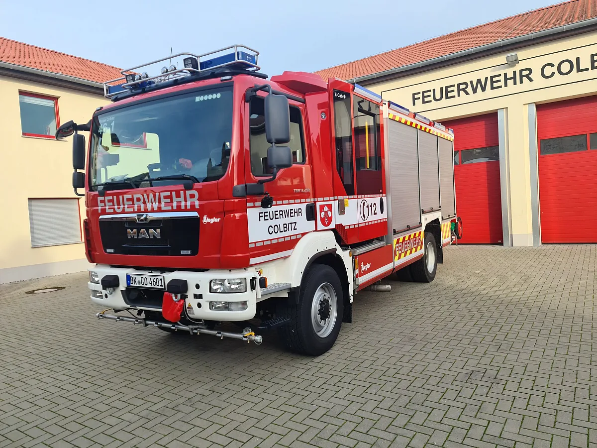 Das Hilfeleistungslöschgruppenfahrzeug HLF 20 der Feuerwehr Colbitz vor dem Gerätehaus